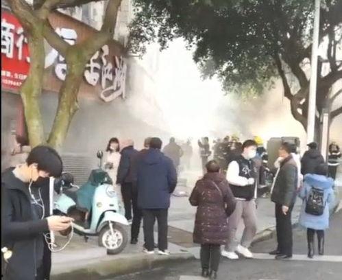 网友爆料男子餐馆视频播放,网友热议道德沦丧现象